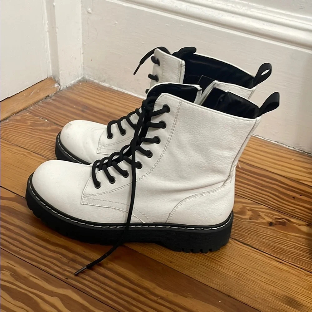 Sincerely Jules White Lace-Up Boots with Black Soles - Picture 4 of 5